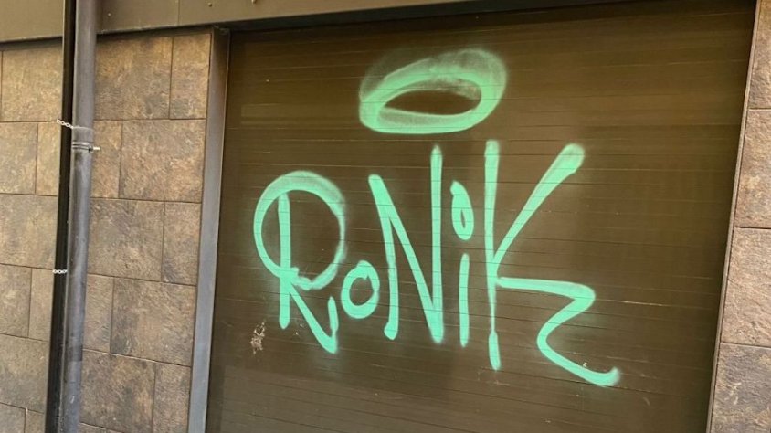 Diversos comerços i façanes del centre del poble van aparèixer amb pintades com aquesta