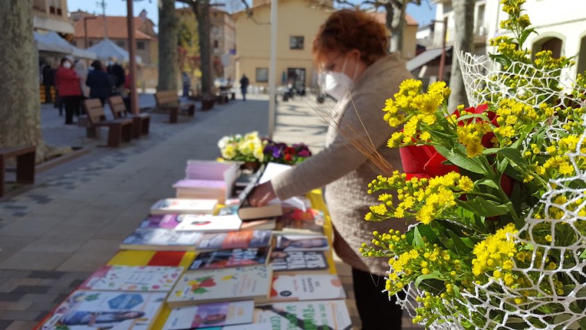 A Campdevànol s'ha organitzat un mercat de Sant Jordi a la plaça Anselm Clavé