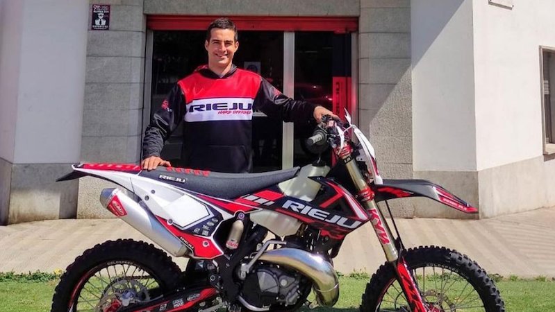 Francesc Moret, amb la seva nova moto de la marca Rieju