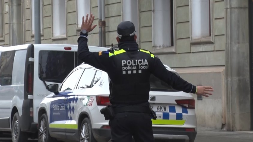 Un agent de la Policia Local efectuant un control a Ripoll
