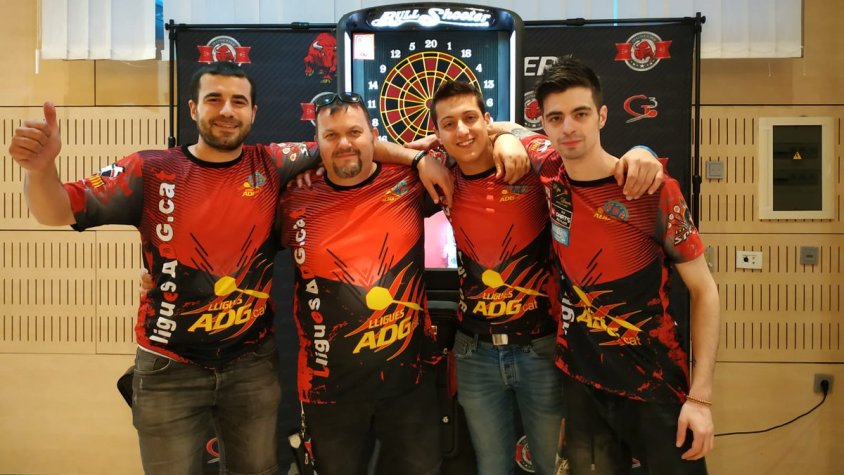 Bon paper dels jugadors ripollesos de dards al campionat estatal