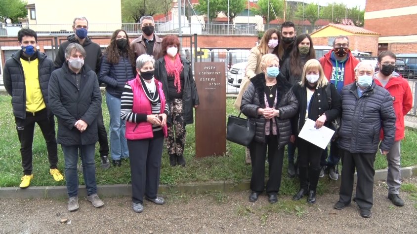 Foto dels familiars i regidors de l'ajuntament amb la placa que es va inaugurar