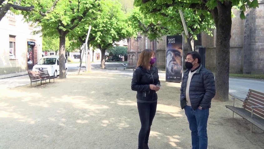 Lluïsa Pérez i Josep Vilalta, regidors d'ERC a Sant Joan de les Abadesses, al passeig Comte Guifré