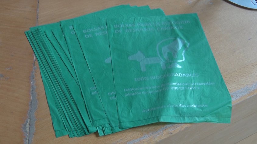 Les bosses biodegradables que s'entreguen als propietaris dels gossos de Campdevànol