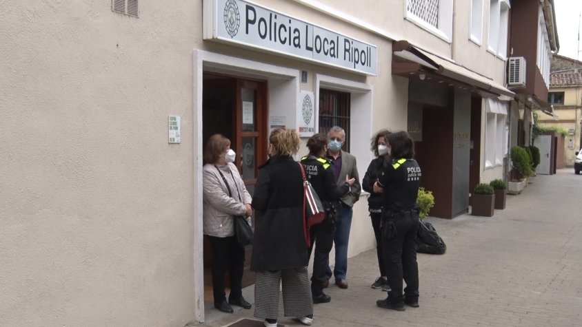 Moment del retrobament entre la família de l'Antonio, les agents de policia i la infermera