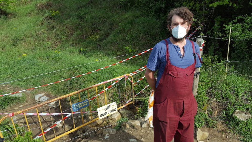 En Mel Brusaferri, davant un dels accessos de la via verda que ha decidit tallar