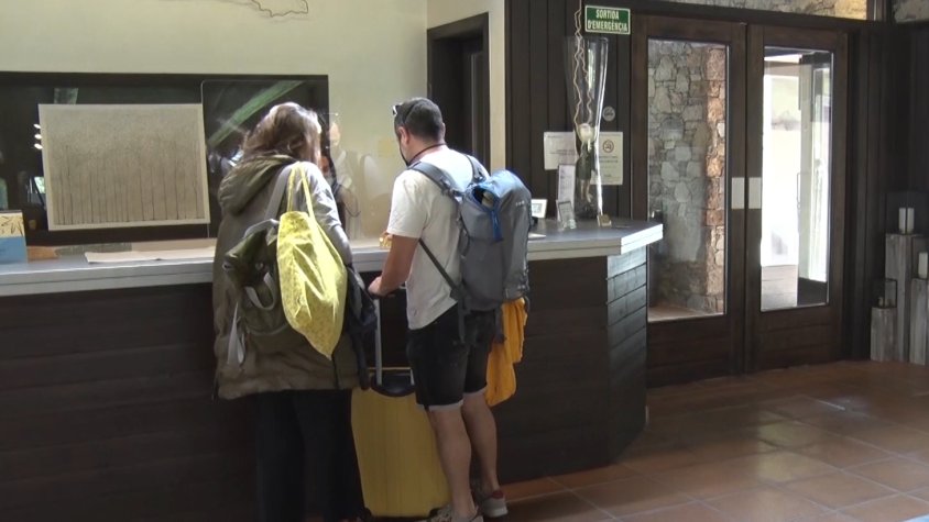 Dues persones a la recepció de l'Hotel Resguard dels vents de Ribes de Freser