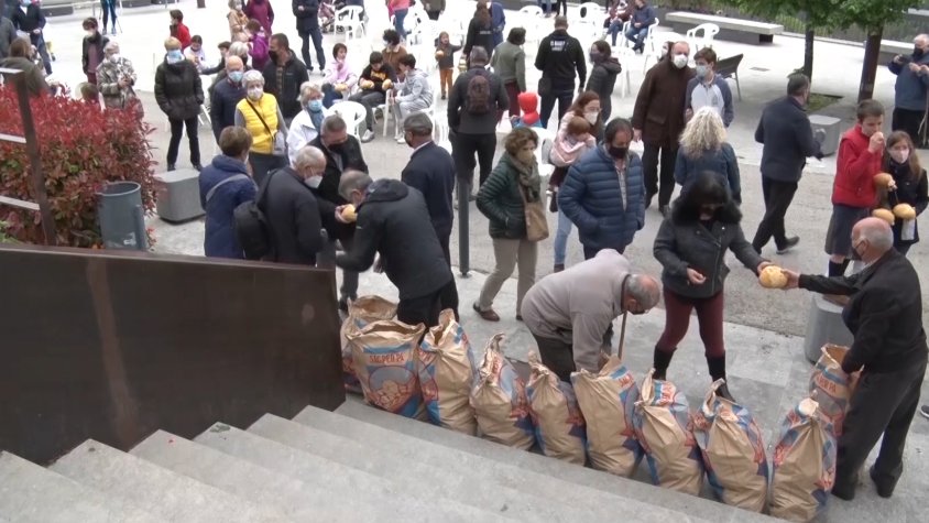 Els participants de la festa un cop es va fer la benedicció del terme i van començar a rebre els pans