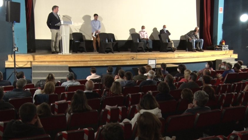 Durant la presentació, amb alguns dels testimonis del projecte a dalt de l'escenari