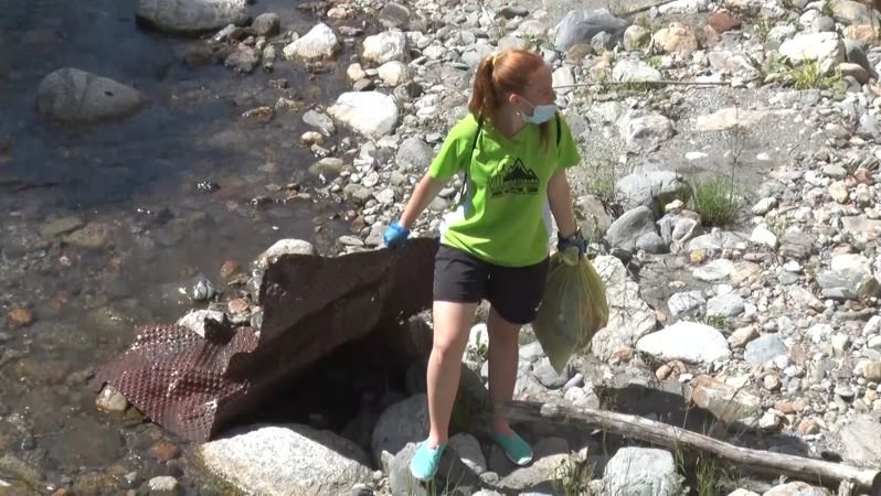 Una de les estudiants que ha participat a la neteja del riu Freser