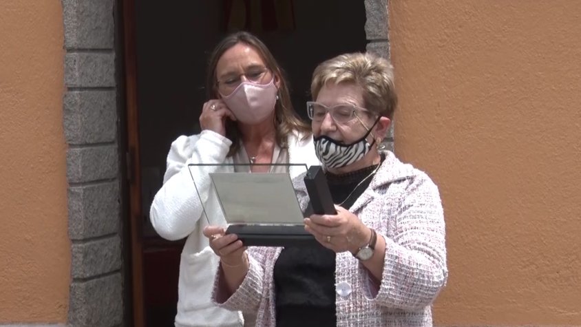 Obertura de la placa en el seu honor a la sala polivalent