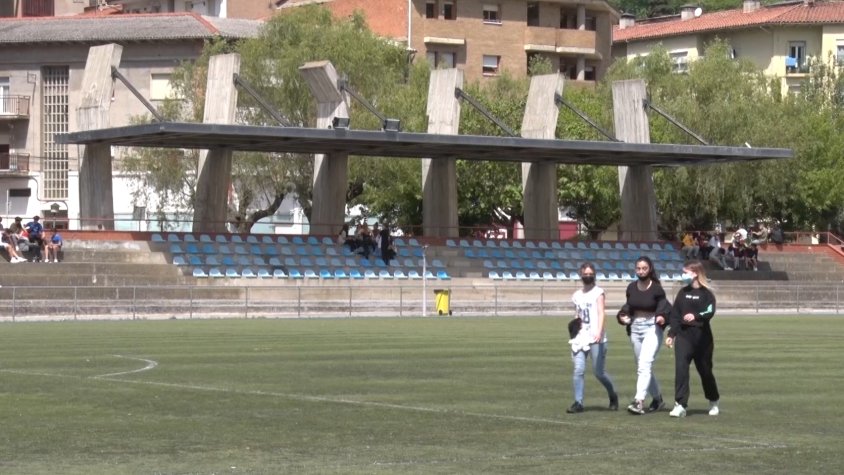 Estudiants de l'Institut Abat Oliba de Ripoll a l'hora de l'esbarjo
