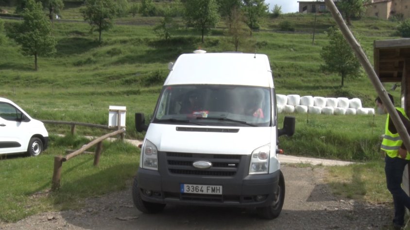 Un vehicle accedint al nou aparcament de 85 places situat a prop de l'entrada al Torrent