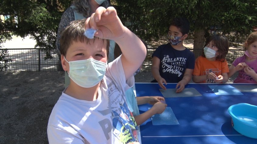 Els més petits aprenen mentre dominen la llana