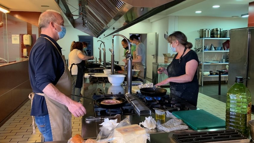 El curs de cuina col·lectiva es desenvolupa a les cuines de l'Aula d'Hostaleria del Ripollès