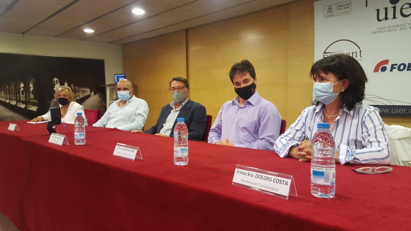 Els participants a la conferència de presentació del projecte del bike park