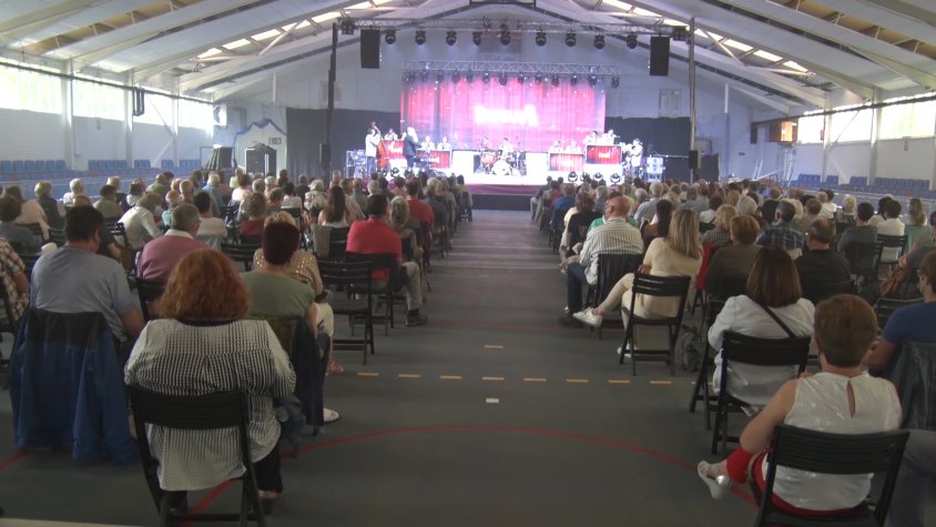 A Ribes de Freser l'Orquestra Selvatana va actuar dins el renovat pavelló poliesportiu