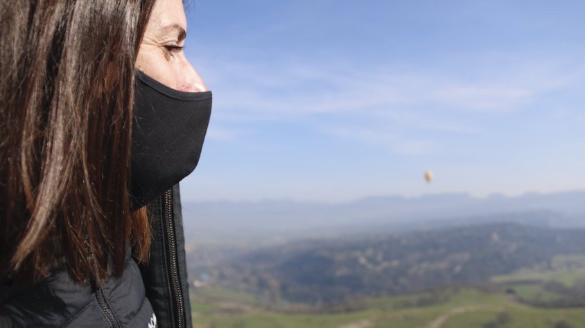 A Catalunya, Salut va decretar que la mascareta s'havia de dur sempre a l'aire lliure tot i poder-se mantenir la distància de 2 metres entre persones