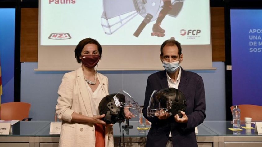 La presentació del casc, amb la secretària general de l'Esport i el president de la Federació Catalana de Patinatge