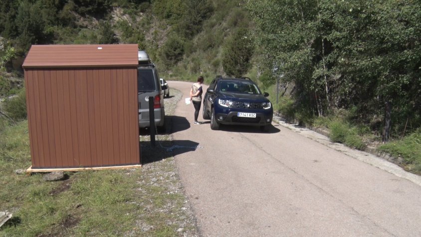 Un cotxe en el control d'accés per accedir fins a Fontalba