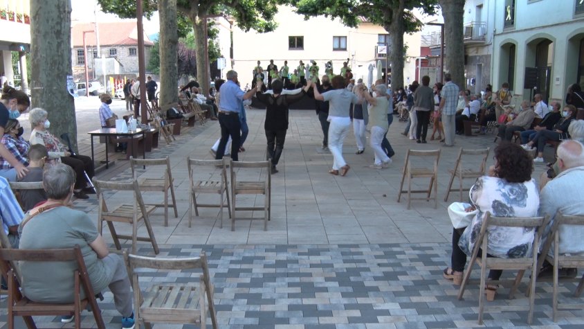 La plaça Clavé de Campdevànol es va omplir per escoltar i ballar les primeres sardanes després de molt de temps