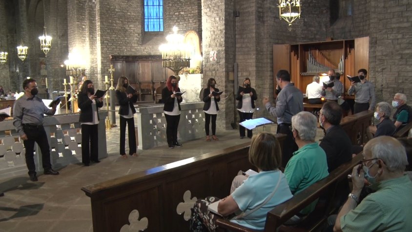 Els cantants del cor ofereixen el concert al Monestir de Ripoll