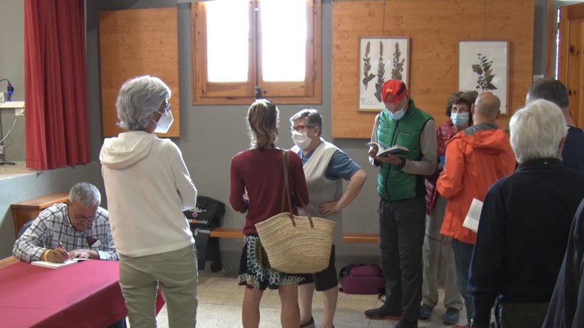 Francesc Carola signant llibres després de la presentació del llibre a Setcases