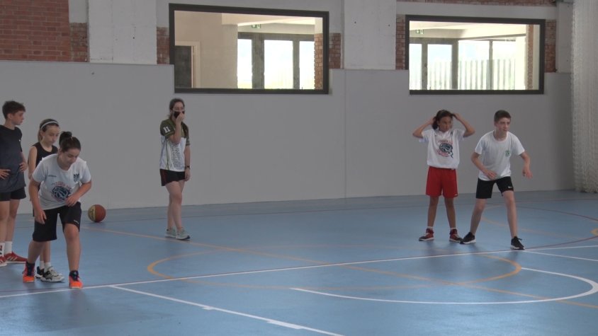 Un grup de jugadors i jugadores a punt de començar un exercici del campus