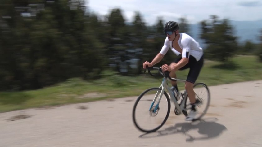 Un dels participants pujant al Collet de les Barraques durant la prova