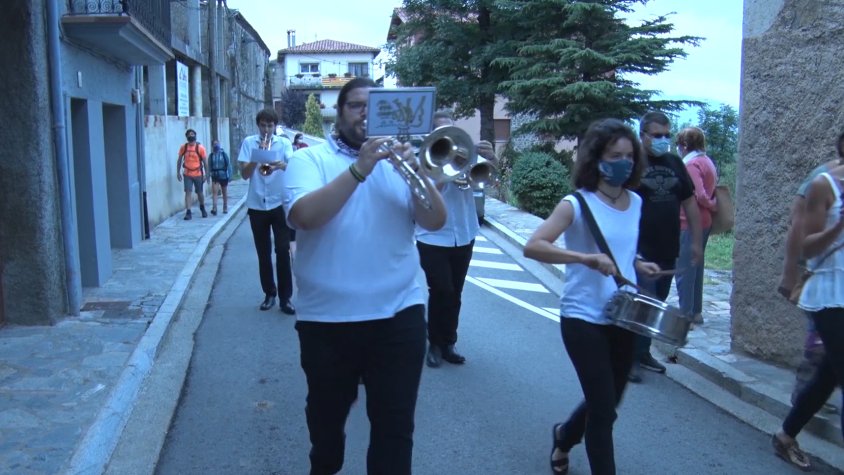 El passant és un dels actes que marquen la Festa del Roser de Molló cada any