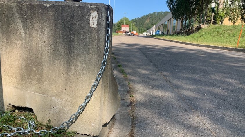 Es barra el pas a l'entrada i la sortida del polígon