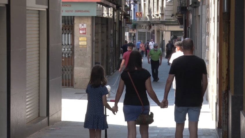 Diverses persones passejant per Ripoll aquest mes de juny