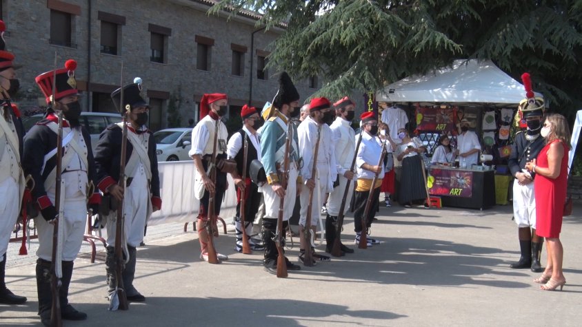 Els soldats amb l'alcaldessa de la vila, Dolors Cambras