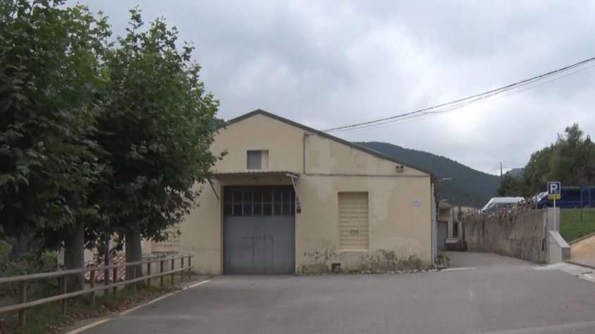 La nau industrial, el fons de la imatge, on hi ha instal·lada l’empresa de filatures Hilados Moto