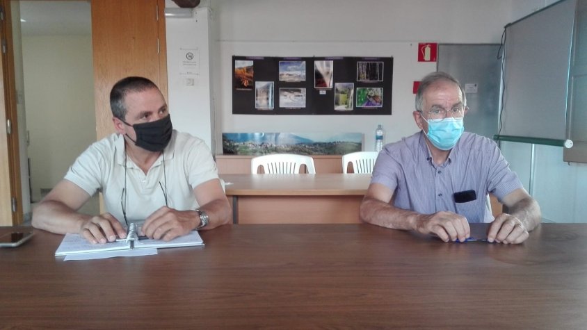 D'esquerra a dreta, Jordi Baeta i Pere Carrera, durant el ple celebrat aquest divendres