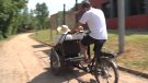 Passejades terapèutiques en bicicleta pels usuaris de la Fundació Guifré