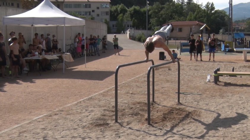 Un dels participants fent un exercici a les barres