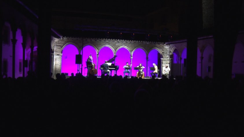 El concert es va dur a terme al claustre del monestir