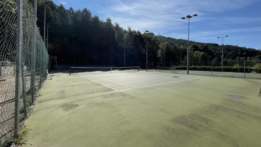 Aquest és l'estat actual de les pistes de tennis municipals de Campdevànol