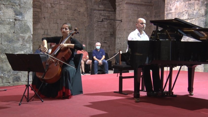Anna Mikulska i Philippe Argenty tocant en el monestir de Camprodon