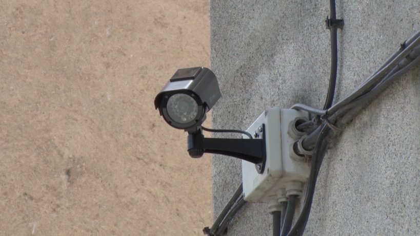 Es troben a la intersecció entre el carrer Major i del Prat i a les pistes de tennis