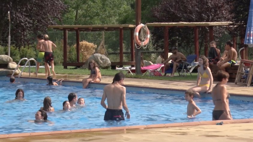 Espais com la piscina del càmping són ideals per combatre la calor aquests dies d'agost
