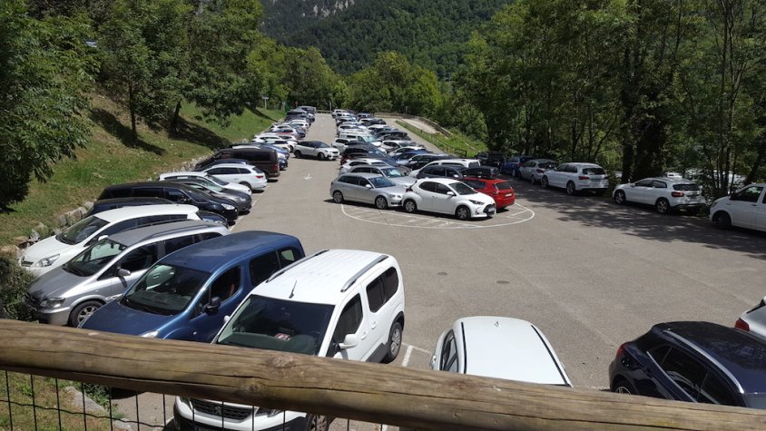 Aspecte d'un dels aparcaments de Queralbs un dia entre setmana del mes d'agost