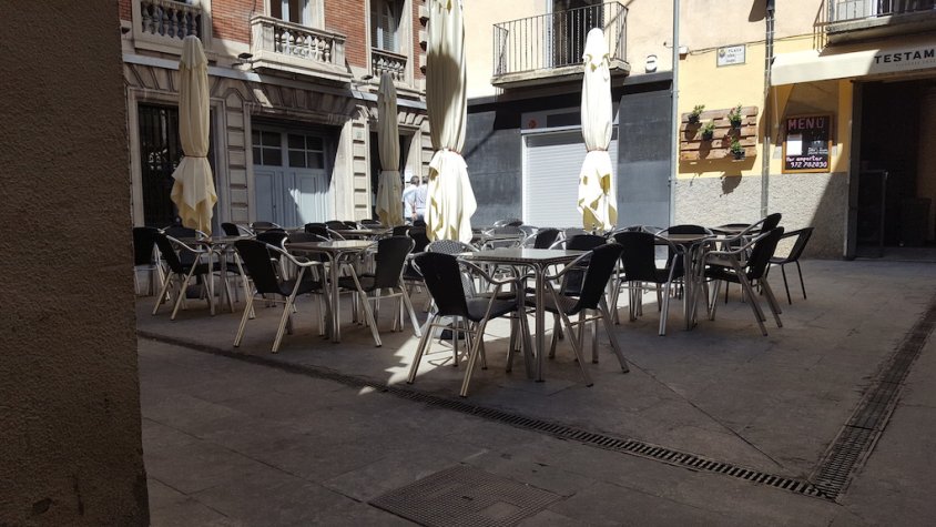 Quan fa fred o plou, no es poden aprofitar les terrasses de bars i restaurants a Ripoll