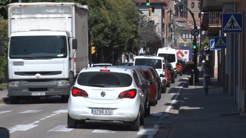 El carrer Progrés pateix una alta afluència de vehicles durant totes les hores del dia