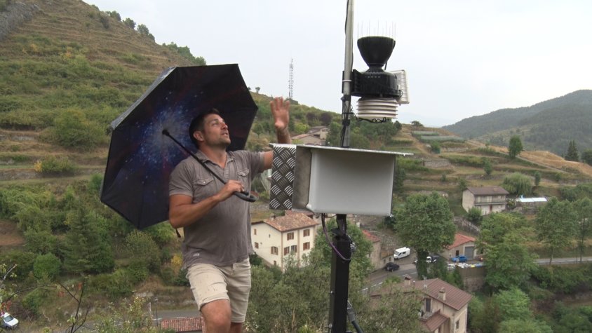 L'observador meteorològic Llorenç Freixas mostra l'estació amb què ha recollit els registres de l'agost