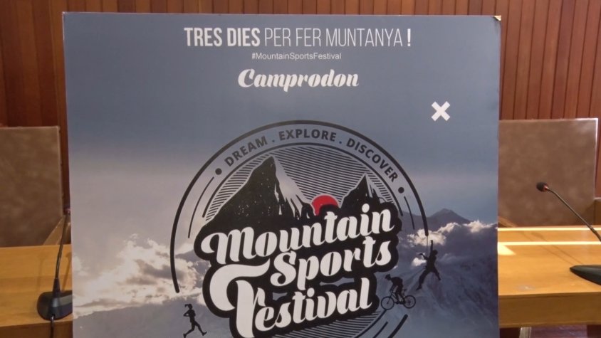 Cartell del festival durant la presentació a l'Ajuntament de Camprodon