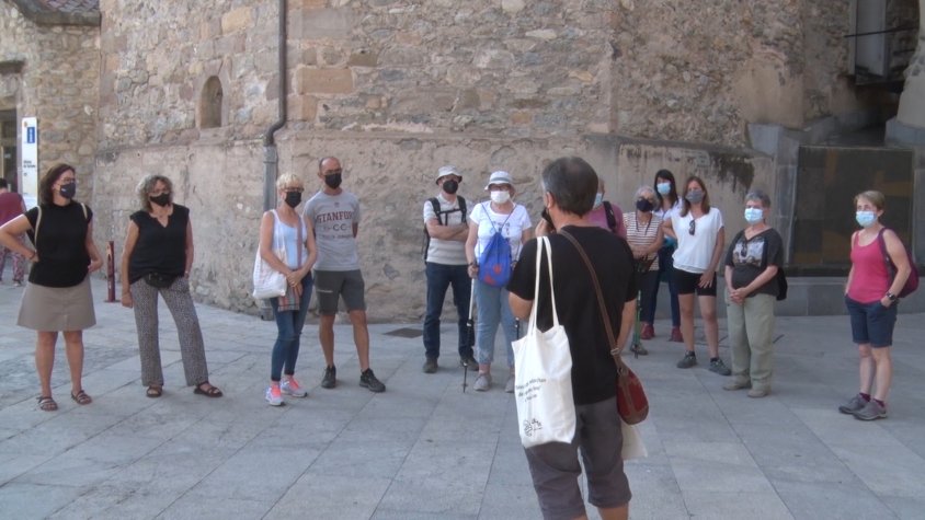 Una de les visites guiades davant el Monestir de Ripoll