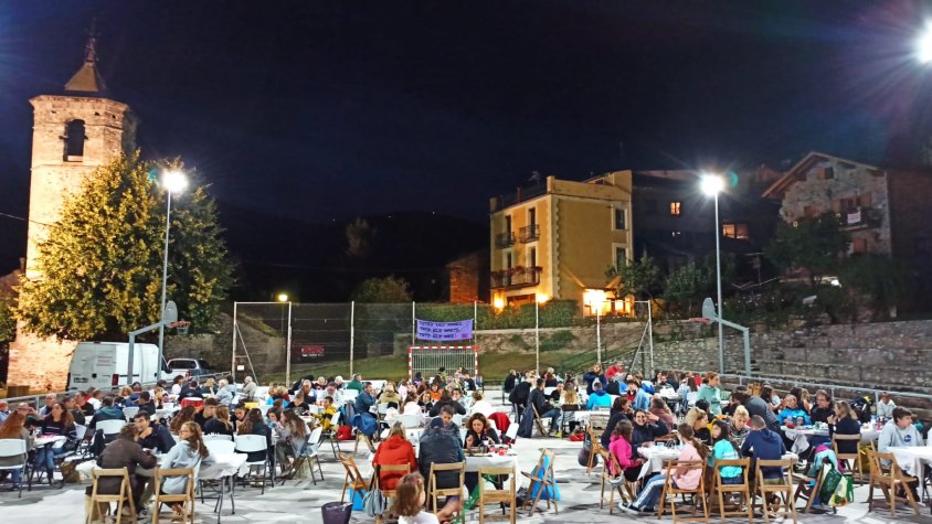 Sopar de carmanyola a la pista poliesportiva | Ajuntament de Planoles