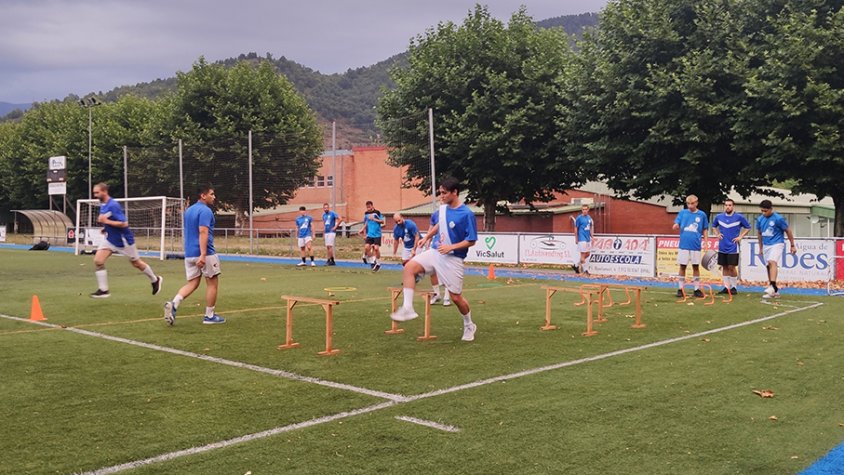 Primer entrenament del CF Ripoll passat per aigua